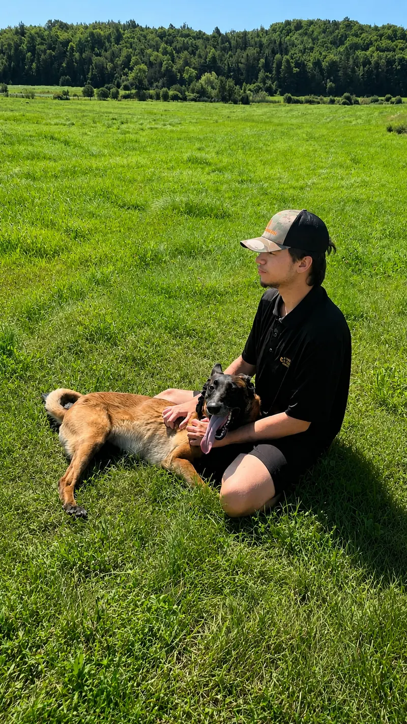 Eddy de l'équipe Le Luxe Canin avec un chien