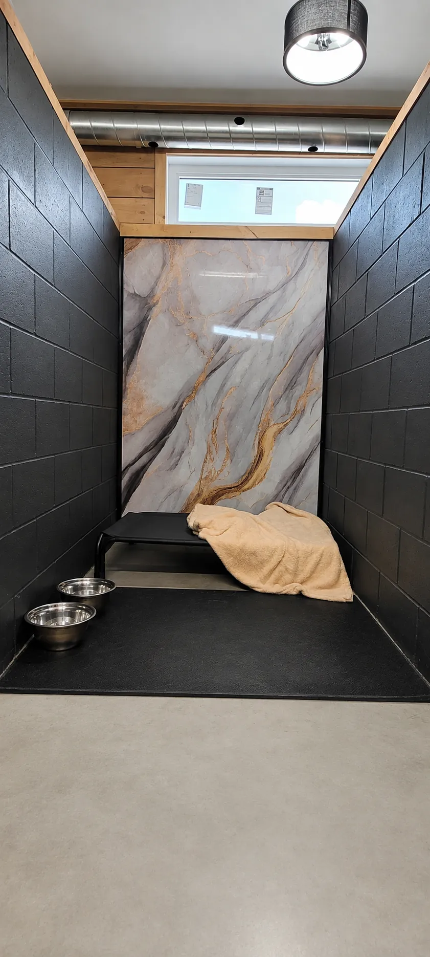 Espace intérieur aménagé pour les chiens chez Le Luxe Canin