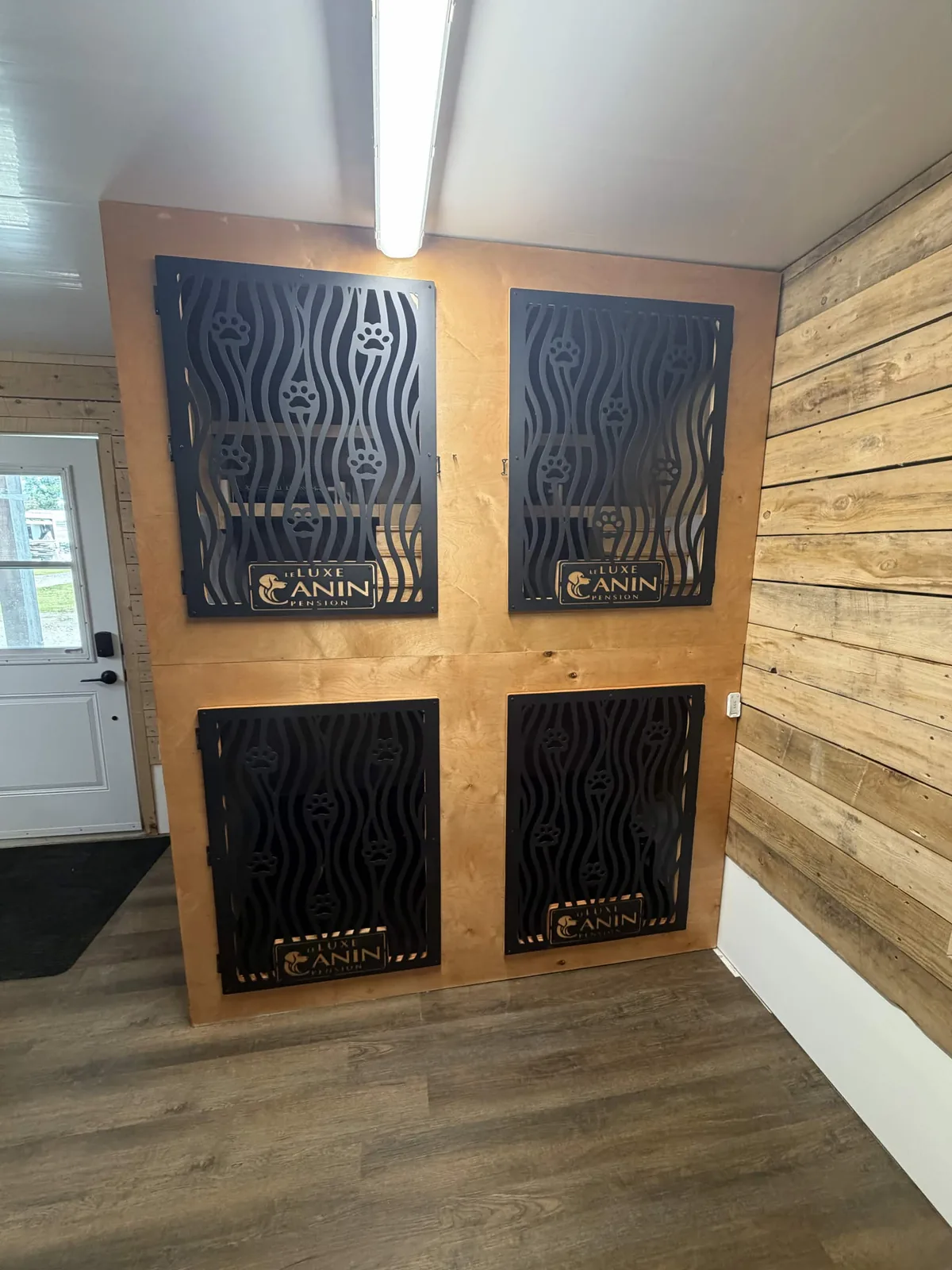 Petit espace intérieur aménagé pour les chiens chez Le Luxe Canin