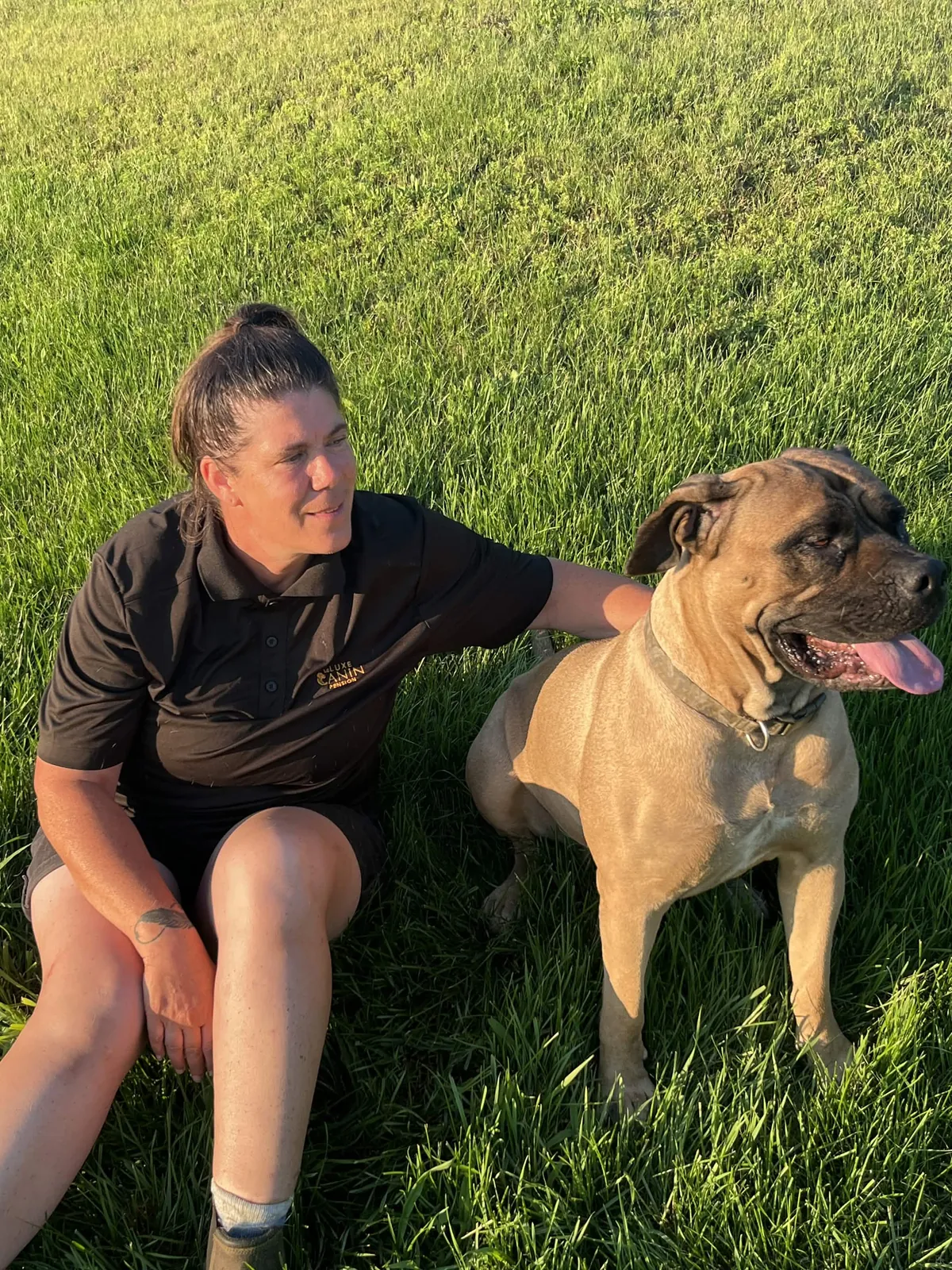 Sophie de l'équipe Le Luxe Canin avec un chien
